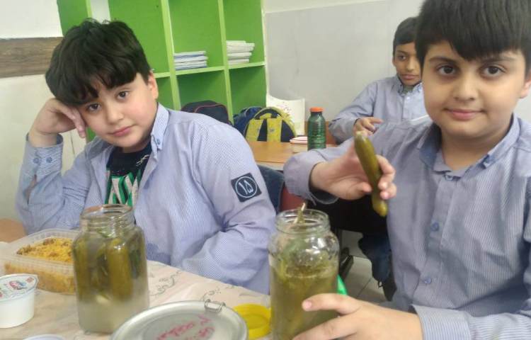 زنگ علوم:میل کردن خیارشورهای دست‌ساز دانش‌آموزان در زنگ ناهار 2