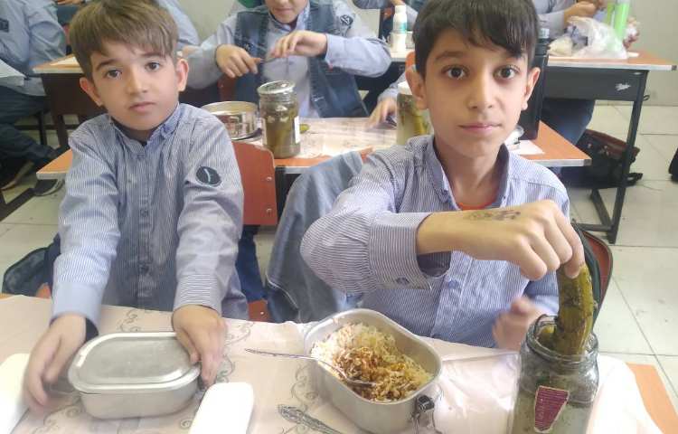 زنگ علوم:میل کردن خیارشورهای دست‌ساز دانش‌آموزان در زنگ ناهار