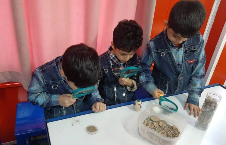 :آزمایشگاه، بررسی انواع سنگها و خاکها 1