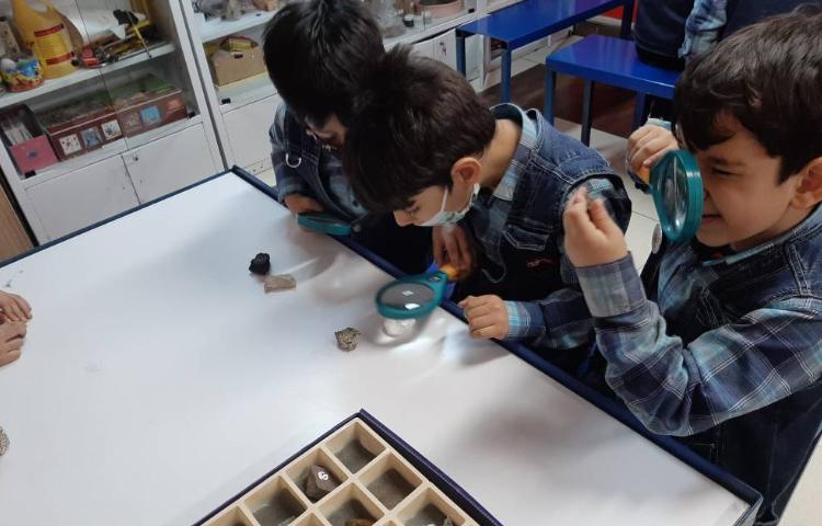 :آزمایشگاه، بررسی انواع سنگها و خاکها 2