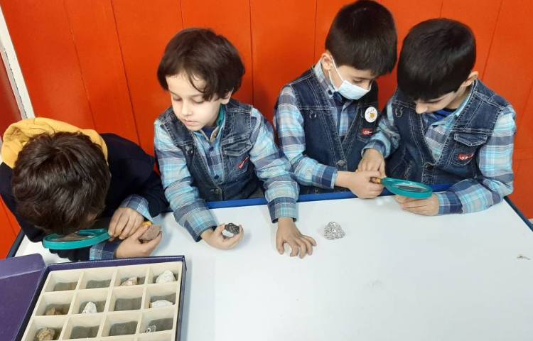 :آزمایشگاه، بررسی انواع سنگها و خاکها 3