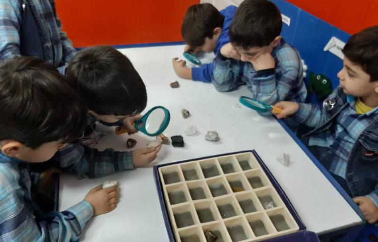 :آزمایشگاه، بررسی انواع سنگها و خاکها 4