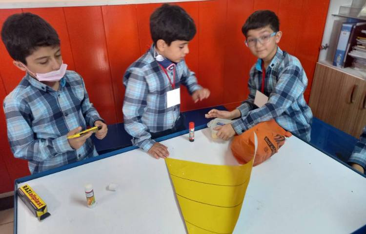 :آزمایشگاه علوم، ساخت هرم غذایی در گروه های چهارخانه، کلاس زمین 3