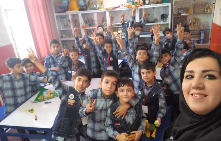 :آزمایشگاه علوم، ساخت هرم غذایی در گروه های چهارخانه، کلاس زمین 5