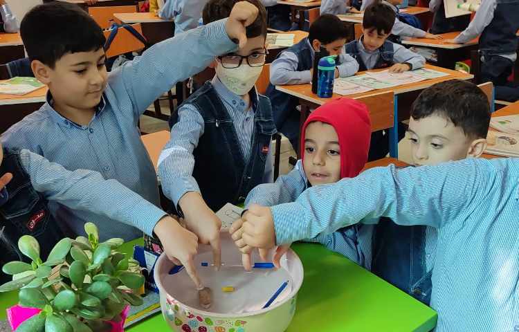 آزمایش اجسام سنگین و سبک رو سطح آب درس علوم 1