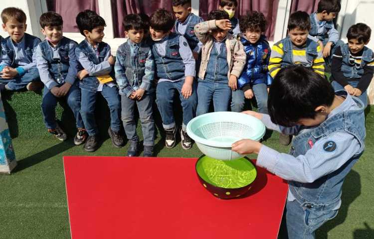 آزمایش، به کمک سبد و ظرف پر آب قطره‌هایی تولید کردیم که شبیه باران است . 1