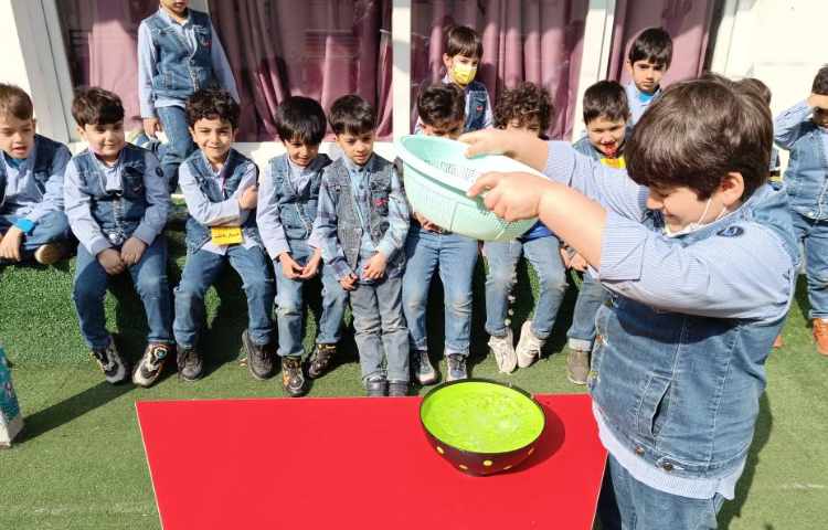 آزمایش، به کمک سبد و ظرف پر آب قطره‌هایی تولید کردیم که شبیه باران است . 2