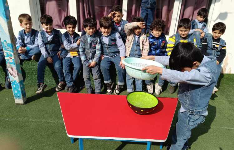 آزمایش، به کمک سبد و ظرف پر آب قطره‌هایی تولید کردیم که شبیه باران است .