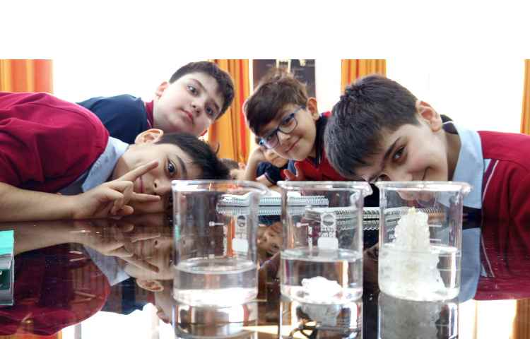 آزمایش تاثیر گرما و ذرات مواد در حل شدن 2