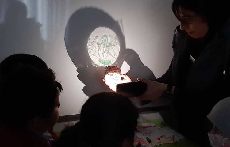 آزمایش جذاب تشکیل سایه ها با نقاشی پسرانم 5