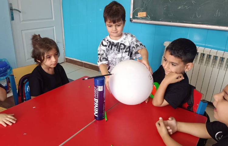 : آزمایش حرکت دادن مداد با استفاده از بادکنک بازی هدفمند با بادکنک