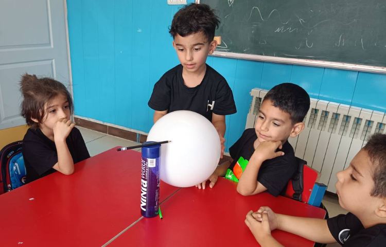 : آزمایش حرکت دادن مداد با استفاده از بادکنک بازی هدفمند با بادکنک 2