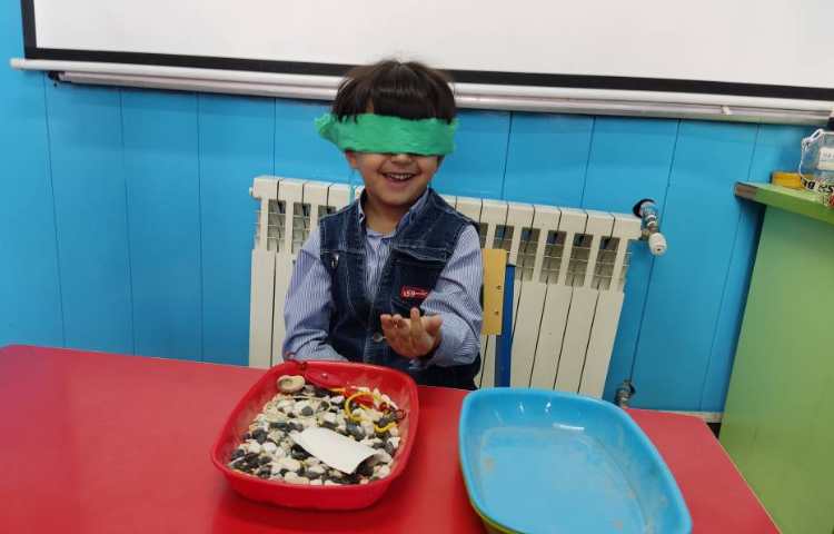 آزمایش حواس پنجگانه شناخت زبری نرمی بو مزه صداو... 1