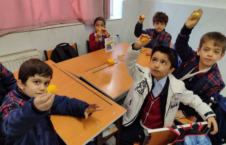 آزمایش درست کردن توپ‌های شیطونک در کلاس اجرا شد 3