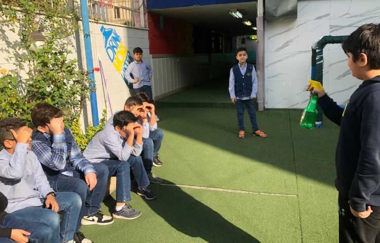 آزمایش ساخت رنگین کمان به کمک آب فشان و لوله خودکار 3