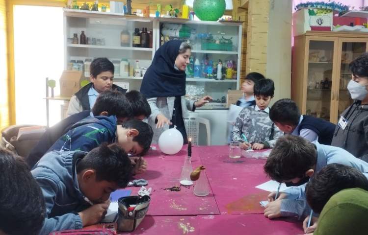 آزمایش ظرفیت گرمایی آب توسط دانش آموزان پایه چهارم 3