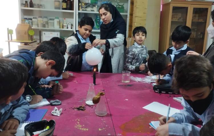 آزمایش ظرفیت گرمایی آب توسط دانش آموزان پایه چهارم