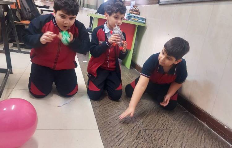 آزمایش علوم(ساخت ماشین بادکنکی ) توسط دانش آموزان انجام شد. 1