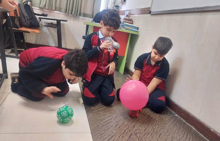 آزمایش علوم(ساخت ماشین بادکنکی ) توسط دانش آموزان انجام شد. 2