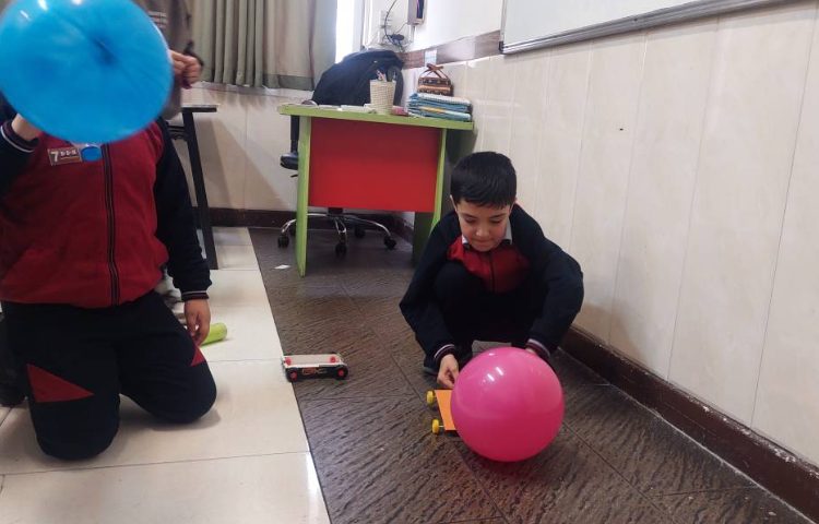 آزمایش علوم(ساخت ماشین بادکنکی ) توسط دانش آموزان انجام شد. 3