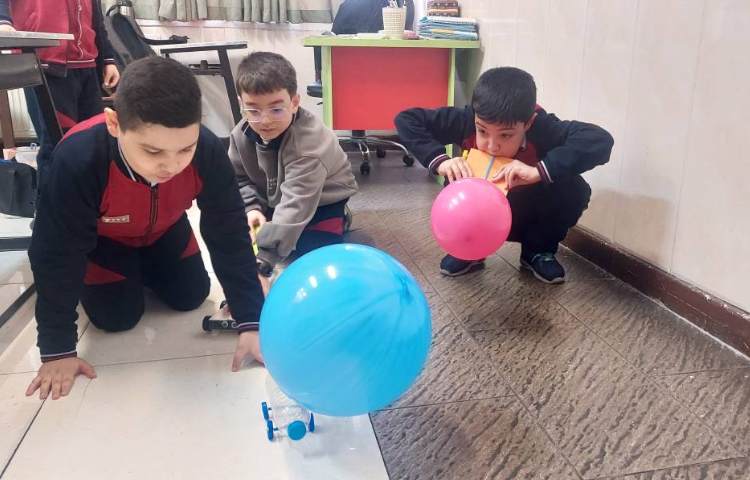آزمایش علوم(ساخت ماشین بادکنکی ) توسط دانش آموزان انجام شد. 4