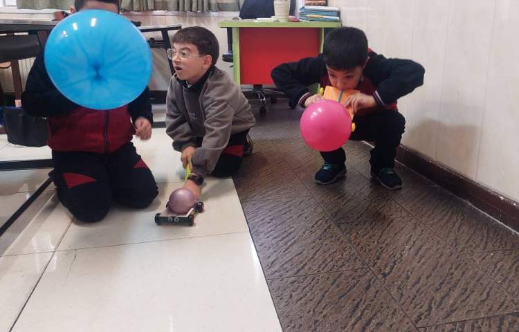 آزمایش علوم(ساخت ماشین بادکنکی ) توسط دانش آموزان انجام شد. 5