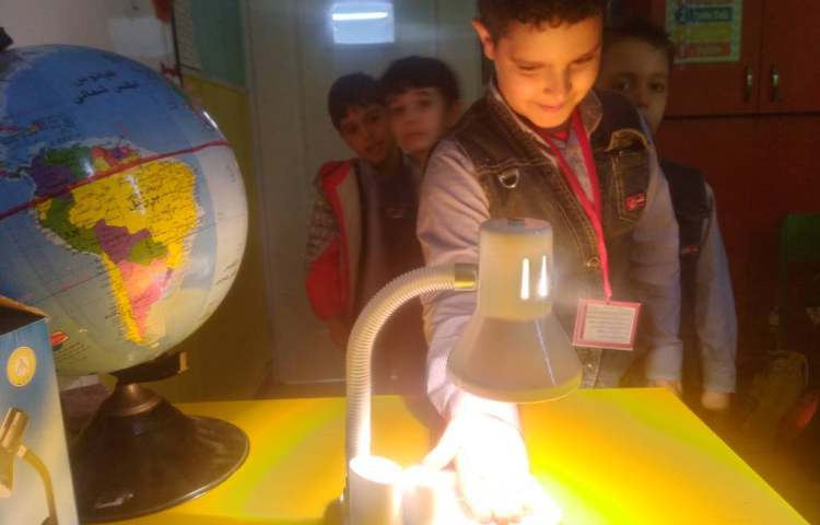 آزمایش علوم تاثیر تابش نور مستقیم و مایل 1