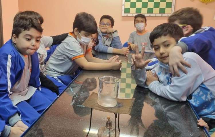 آزمایش علوم (دمای آب) دانش آموزان پایه سوم دبستان 1