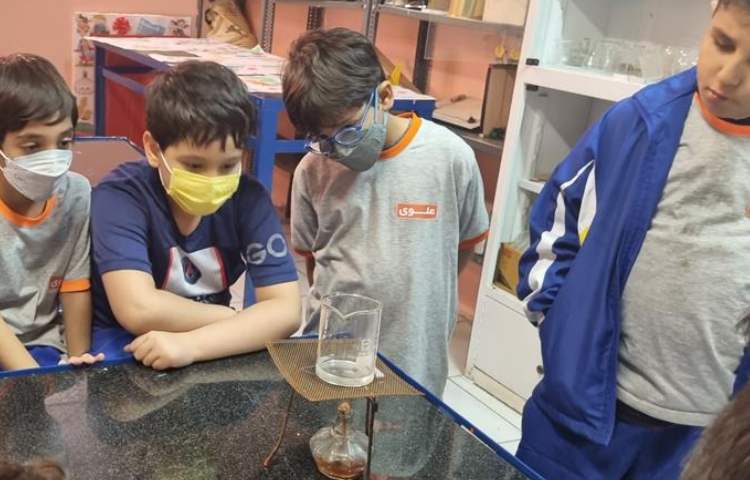 آزمایش علوم (دمای آب) دانش آموزان پایه سوم دبستان 2