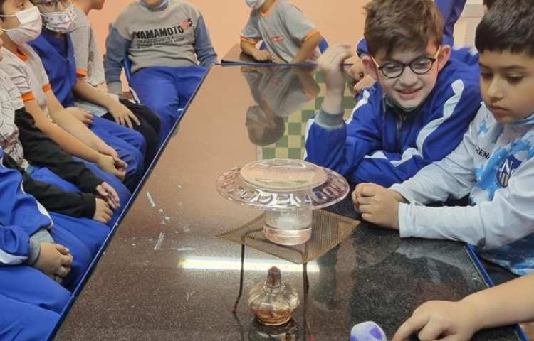 آزمایش علوم (دمای آب) دانش آموزان پایه سوم دبستان 4