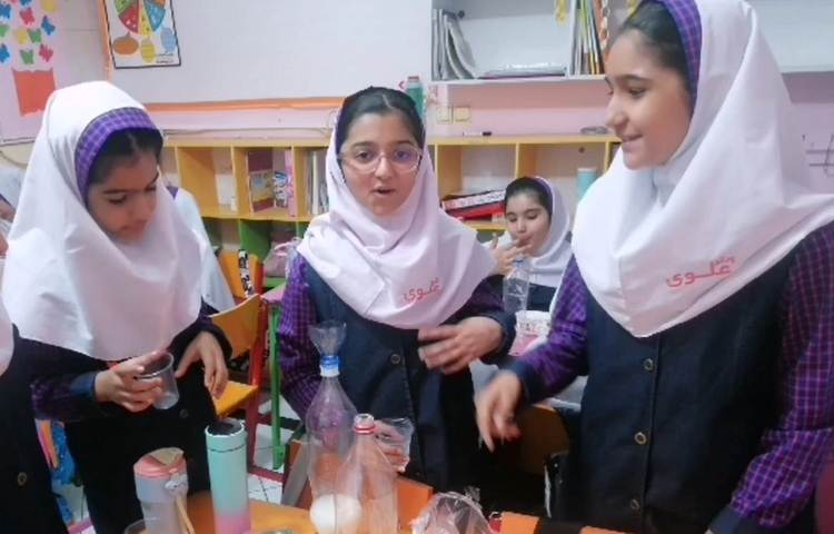 آزمایش علوم و تهیه نوشیدنی گازدار دانش آموزان پایه پنجم پرتوعلوی. 1