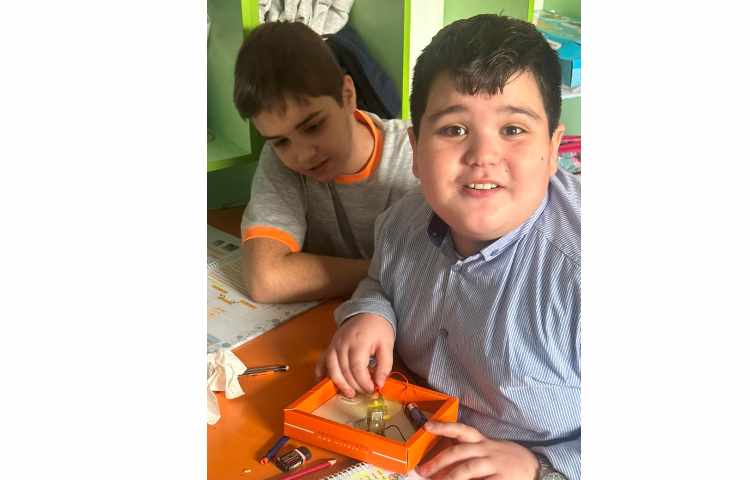 آزمایش علوم کلید قطع و وصل جریان برق با استفاده از کلید 1