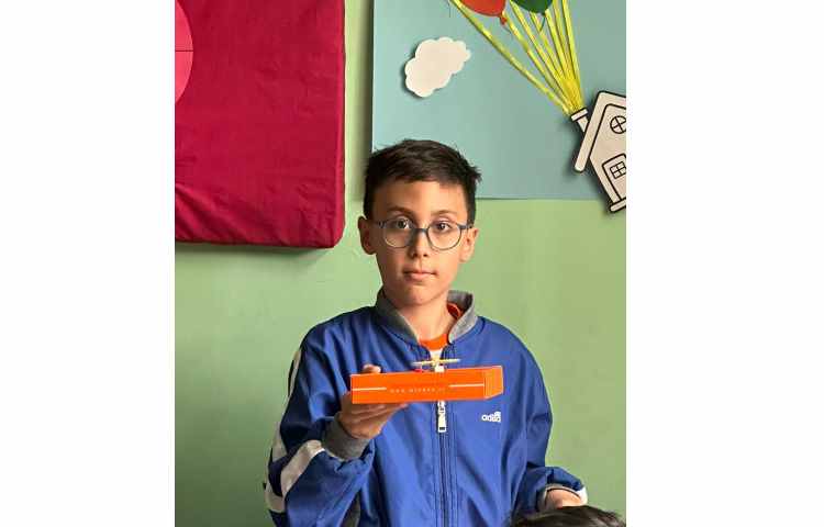 آزمایش علوم کلید قطع و وصل جریان برق با استفاده از کلید 2