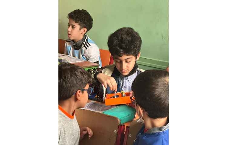 آزمایش علوم کلید قطع و وصل جریان برق با استفاده از کلید 3