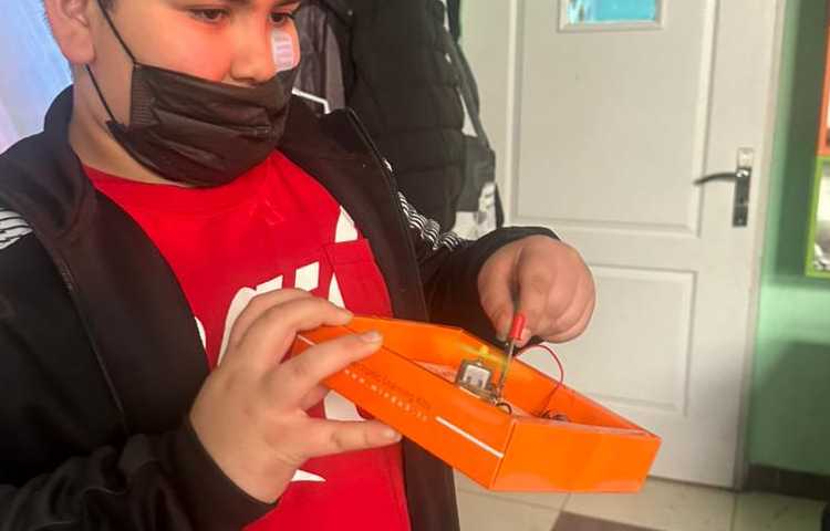 آزمایش علوم کلید قطع و وصل جریان برق با استفاده از کلید 4