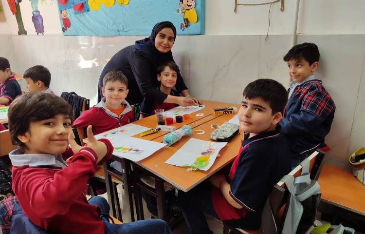 آزمایش قطره‌های رنگی به صورت گروهی در کلاس انجام شد. 2