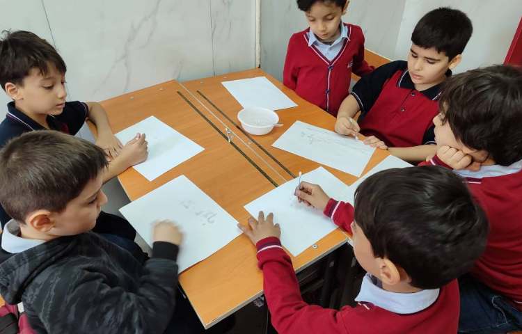 آزمایش (قلم‌جدویی) به صورت گروهی توسط دانش‌آموزان در کلاس انجام شد 3