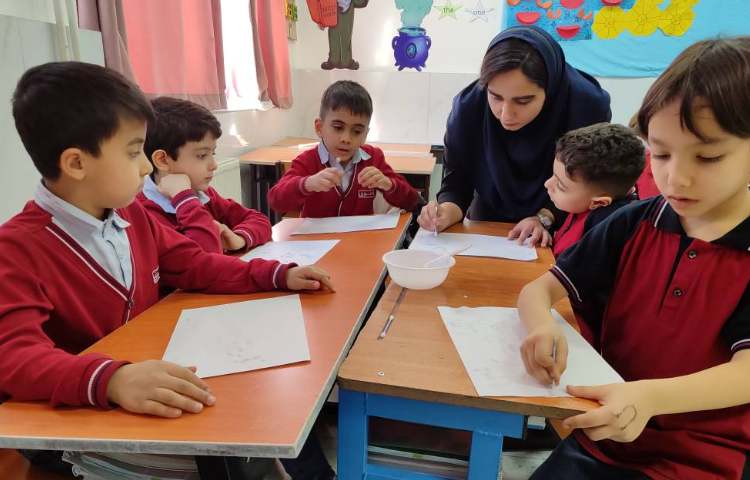 آزمایش (قلم‌جدویی) به صورت گروهی توسط دانش‌آموزان در کلاس انجام شد 4