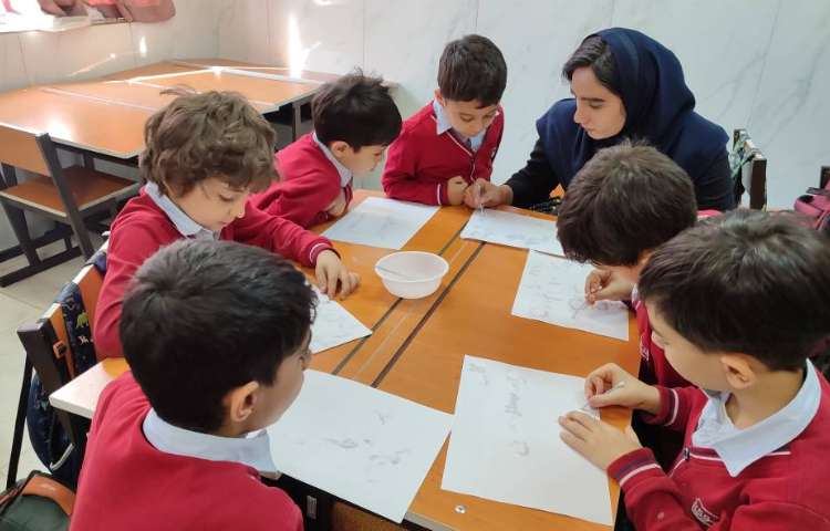 آزمایش (قلم‌جدویی) به صورت گروهی توسط دانش‌آموزان در کلاس انجام شد 5