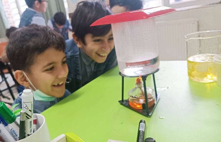 آزمایش وجود هوا در آب 2