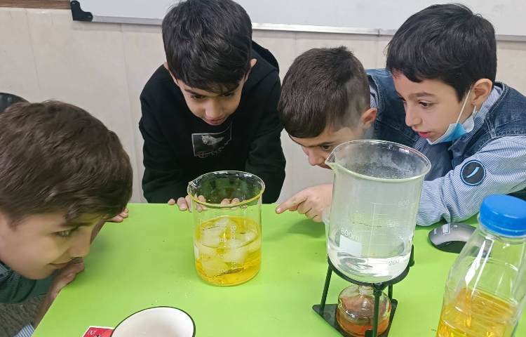 آزمایش وجود هوا در آب