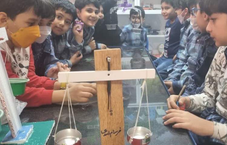 آزمایش و کار با ترازو دانش آموزان پایه سوم دبستان 3