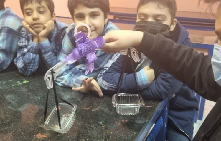 آزمایش و کار با ترازو دانش آموزان پایه سوم دبستان 4