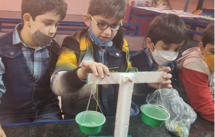 آزمایش و کار با ترازو دانش آموزان پایه سوم دبستان 6
