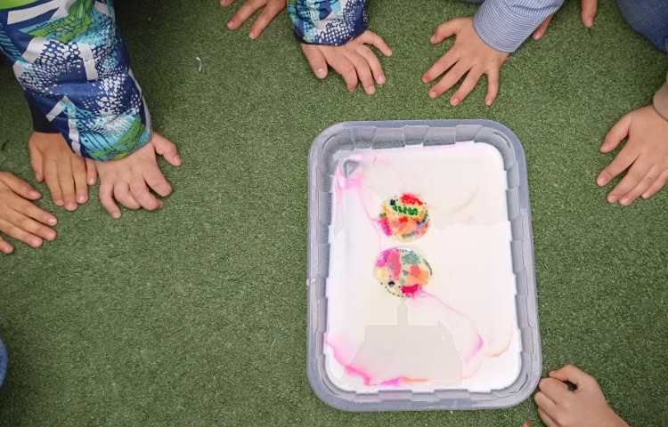 آزمایش پد رنگی و ترکیب آن و پخش رنگ با شیر 1