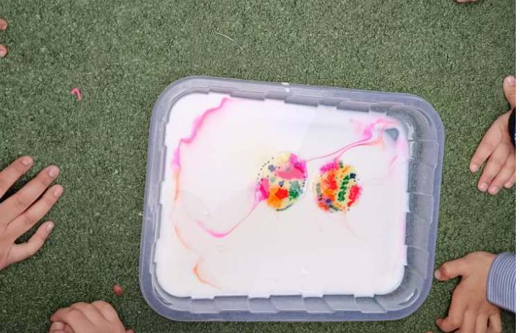 آزمایش پد رنگی و ترکیب آن و پخش رنگ با شیر 2