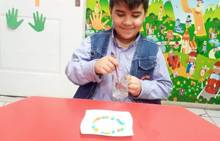 آزمایش (چالش رنگین کمان) به کمک اسمارتیز و آب رنگین کمان درست کردند