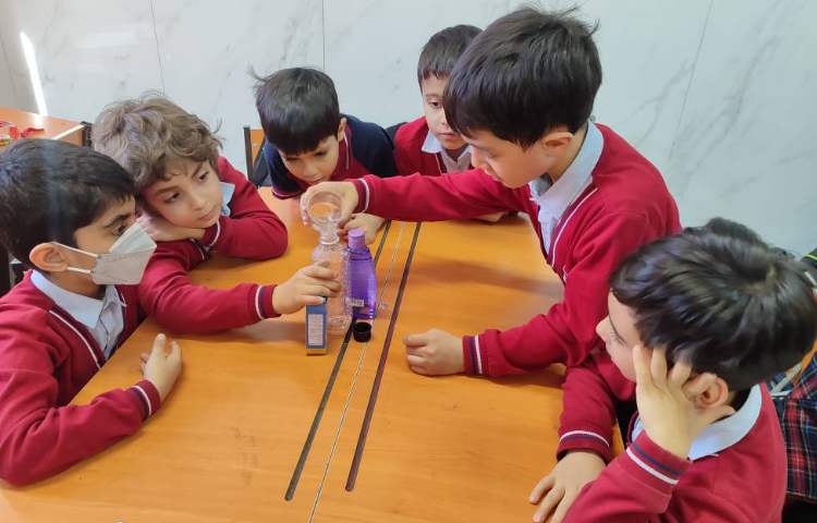 آزمایش (گوی‌بازیگوش) به صورت گروهی توسط دانش‌آموزان انجام شد 1
