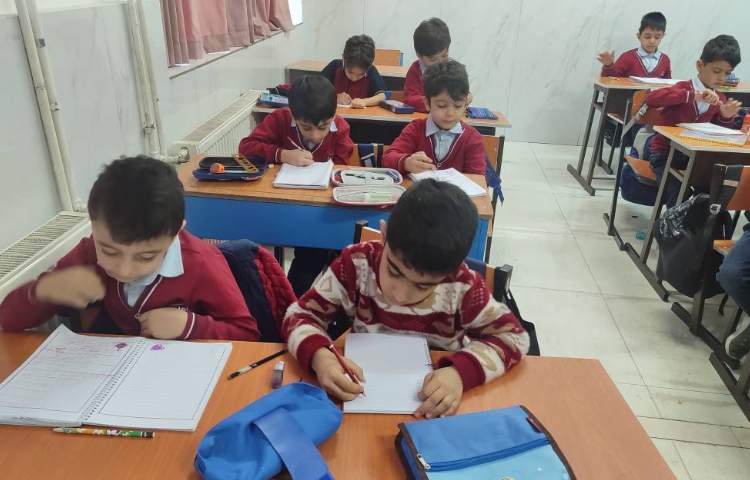 آزمونک میان دوره‌ای کلاس، درس فارسی و ریاضی در کلاس اجرا شد 1