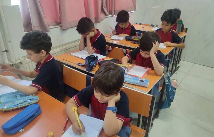 آزمونک کلاسی از درس ( ریاضی ، فارسی) در کلاس برگزار شد